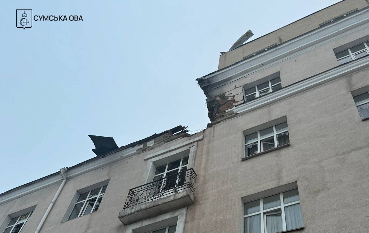 Пошкоджений дах готелю в центрі Сум.