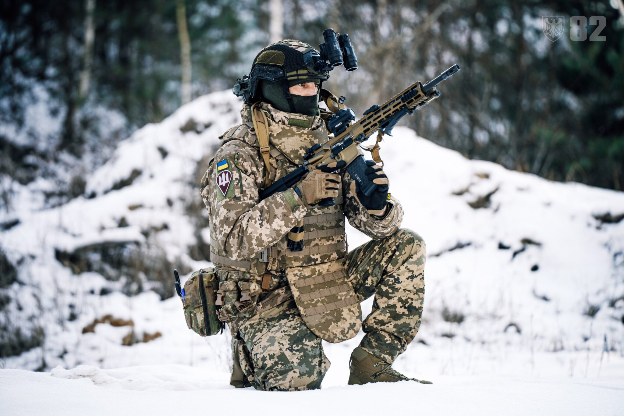 Військовослужбовець 82 бригади ДШВ ЗСУ зі зброєю