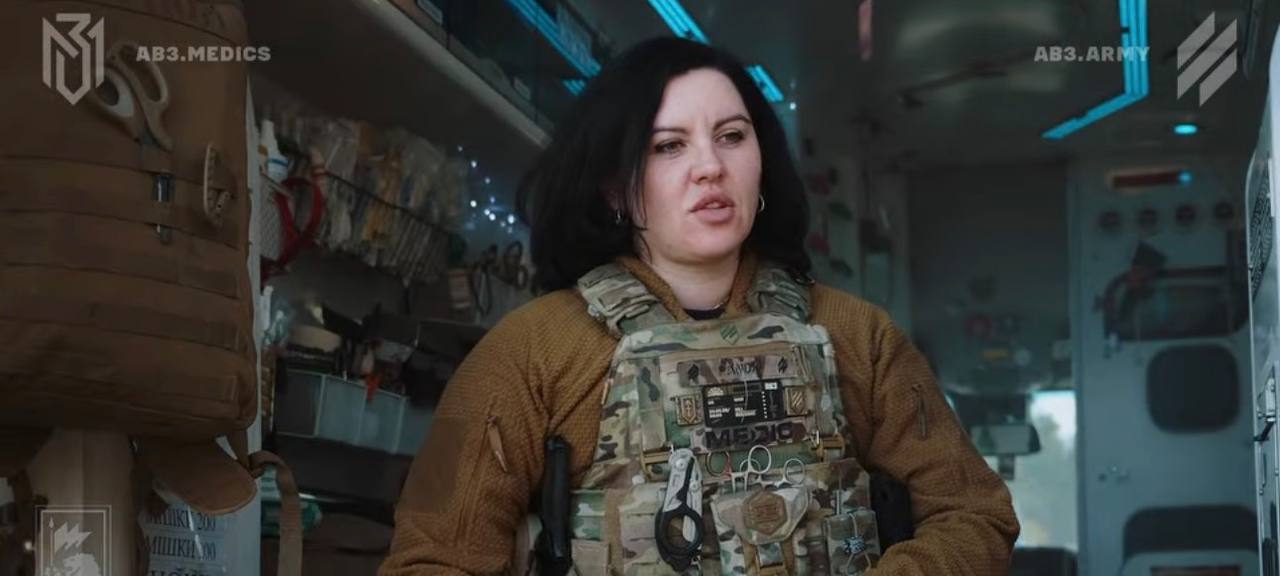 Військова медикиня в бронежилеті.