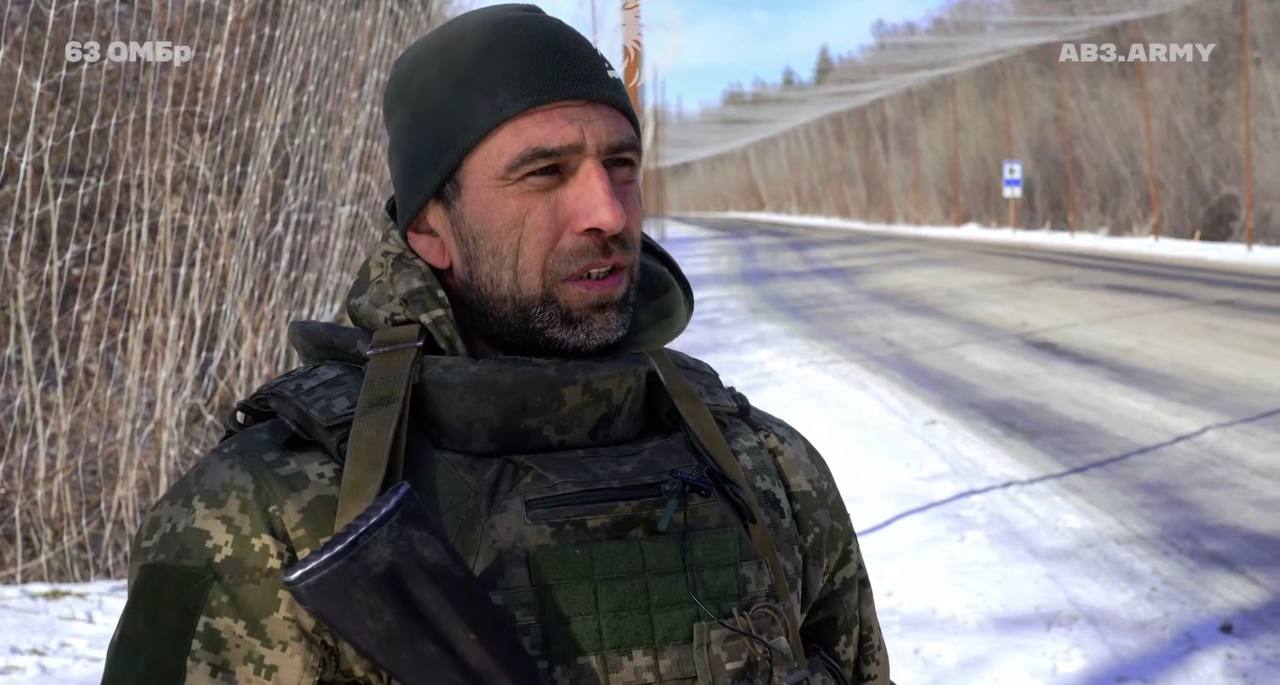 Боєць ЗСУ розповідає як влаштовують антидронові сітки на дорогах.