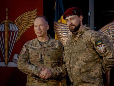 Головнокомандувач ЗСУ нагородив десантників і бійців зі штурмових підрозділів  