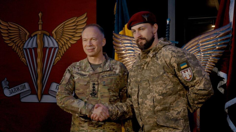 Головнокомандувач ЗСУ нагородив десантників і бійців зі штурмових підрозділів  