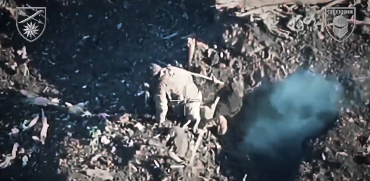 Окупант виповзає з окопу