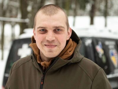 «Щоб врятувати людину, треба бути поруч, навіть під щільним вогнем»: шлях бойового медика Артема  