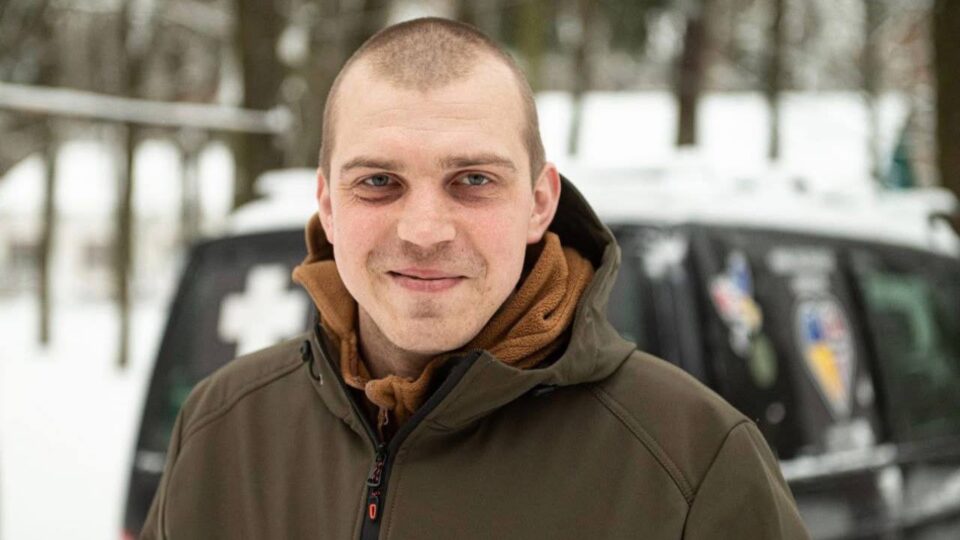 «Щоб врятувати людину, треба бути поруч, навіть під щільним вогнем»: шлях бойового медика Артема  