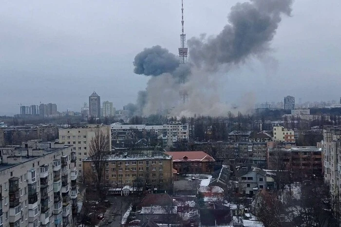 Київська телевежа в диму після російського удару