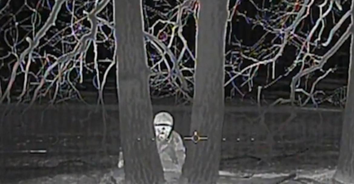 Окупант ховається за деревом від українського FPV дрона.