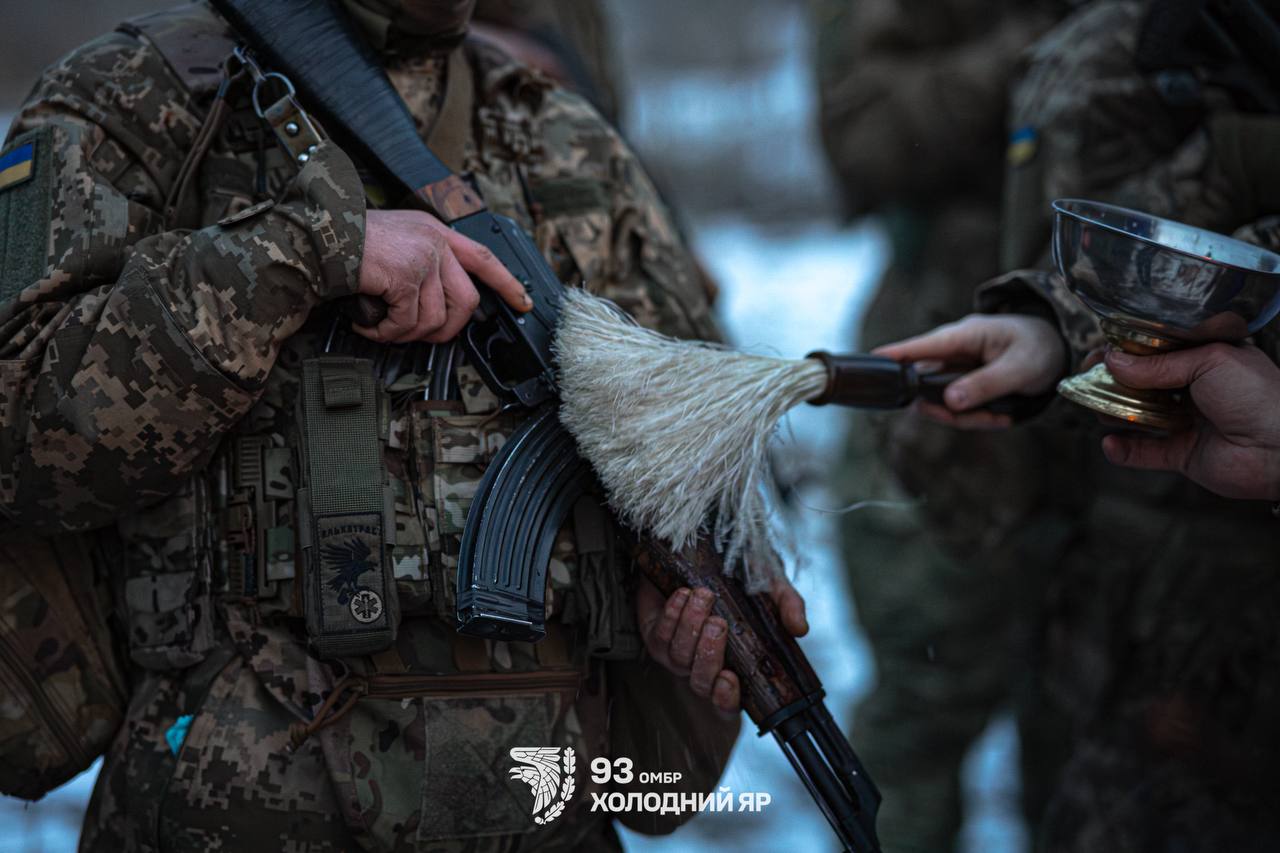 Рука проводить вінчиком по автомату