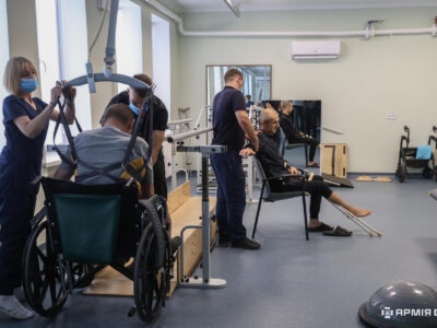 У Міноборони пояснили, хто оплачує лікування поранених військових і що гарантує держава  