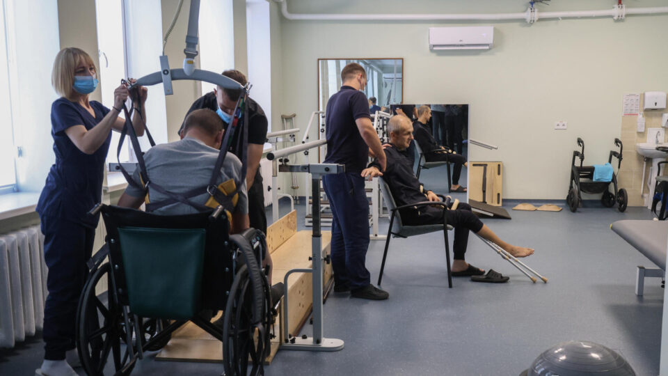 У Міноборони пояснили, хто оплачує лікування поранених військових і що гарантує держава  