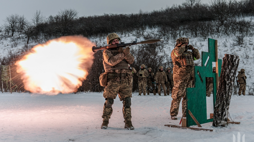 Чоловік стріляє з гранатомета