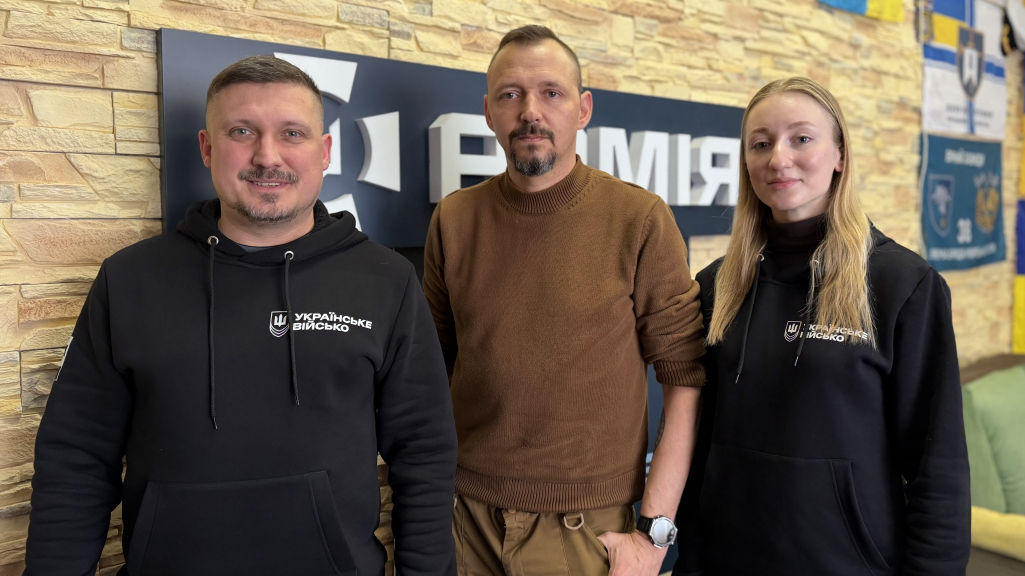 Пілот в оточенні журналістів АрміяFM