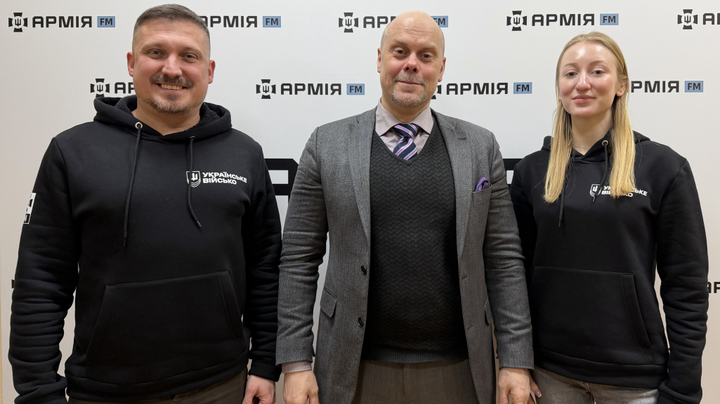 Двоє чоловіків у цивільному та жінка