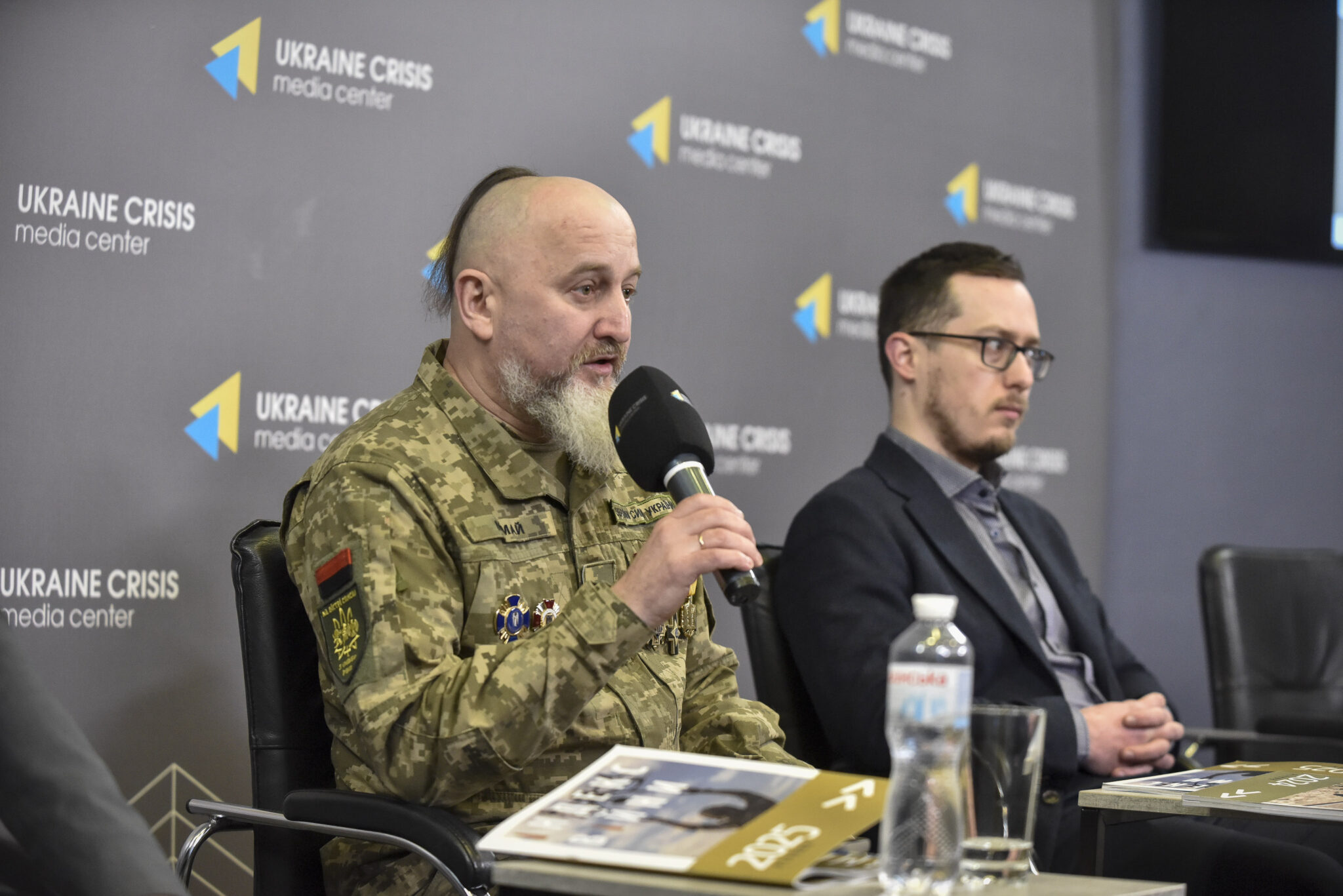 Військовослужбовець ЗСУ виступає в Українському кризовому медіа-центрі під час презентації проєкту.