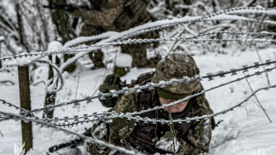 «Полонений навіть нам дякує»: окупанта вивезли в тил наземним дроном  