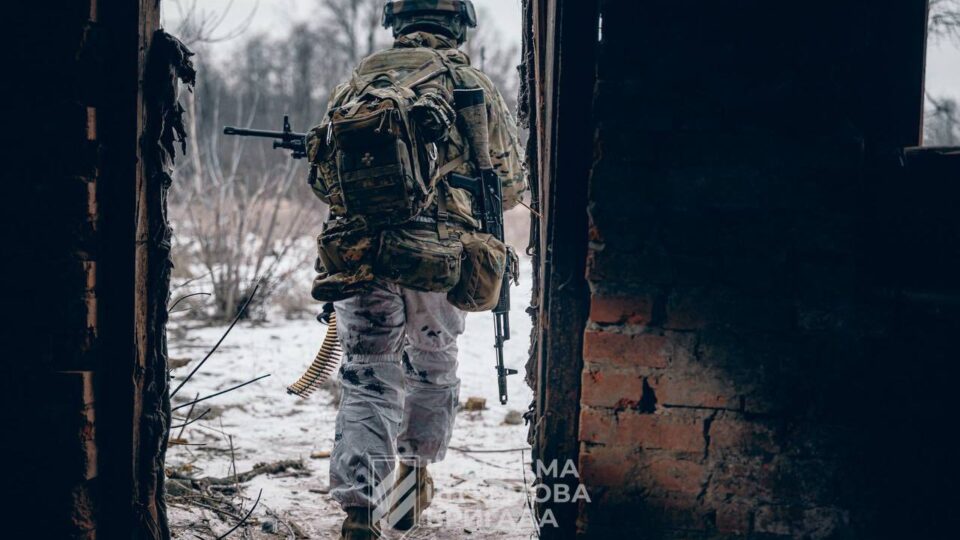 «У цих плащах росіян можна відразу і поховати»: у ЗСУ розповіли про «ефективність» російського оборонпрому  