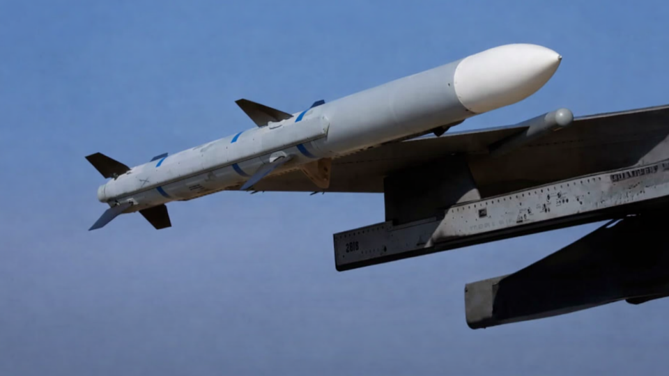 Нищать гелікоптери, літаки й реактивні «Шахеди»: що відомо про ракети AIM  