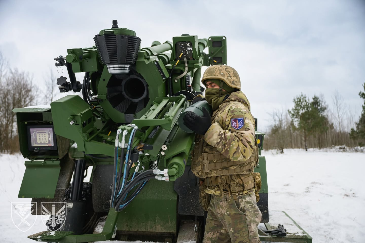 Військовослужбовці ведуть вогонь з артилерійської установки