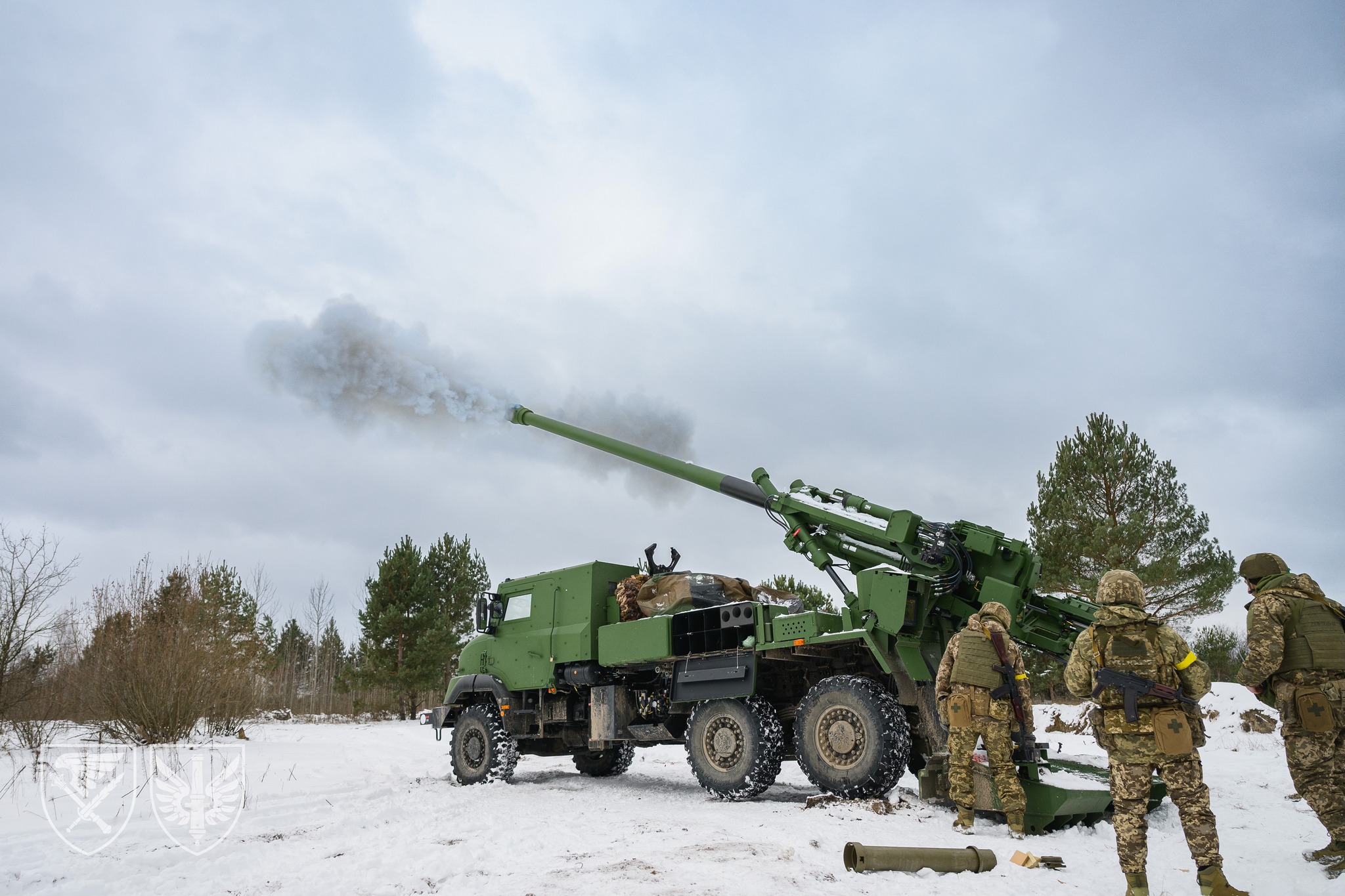 Військовослужбовці ведуть вогонь з артилерійської установки