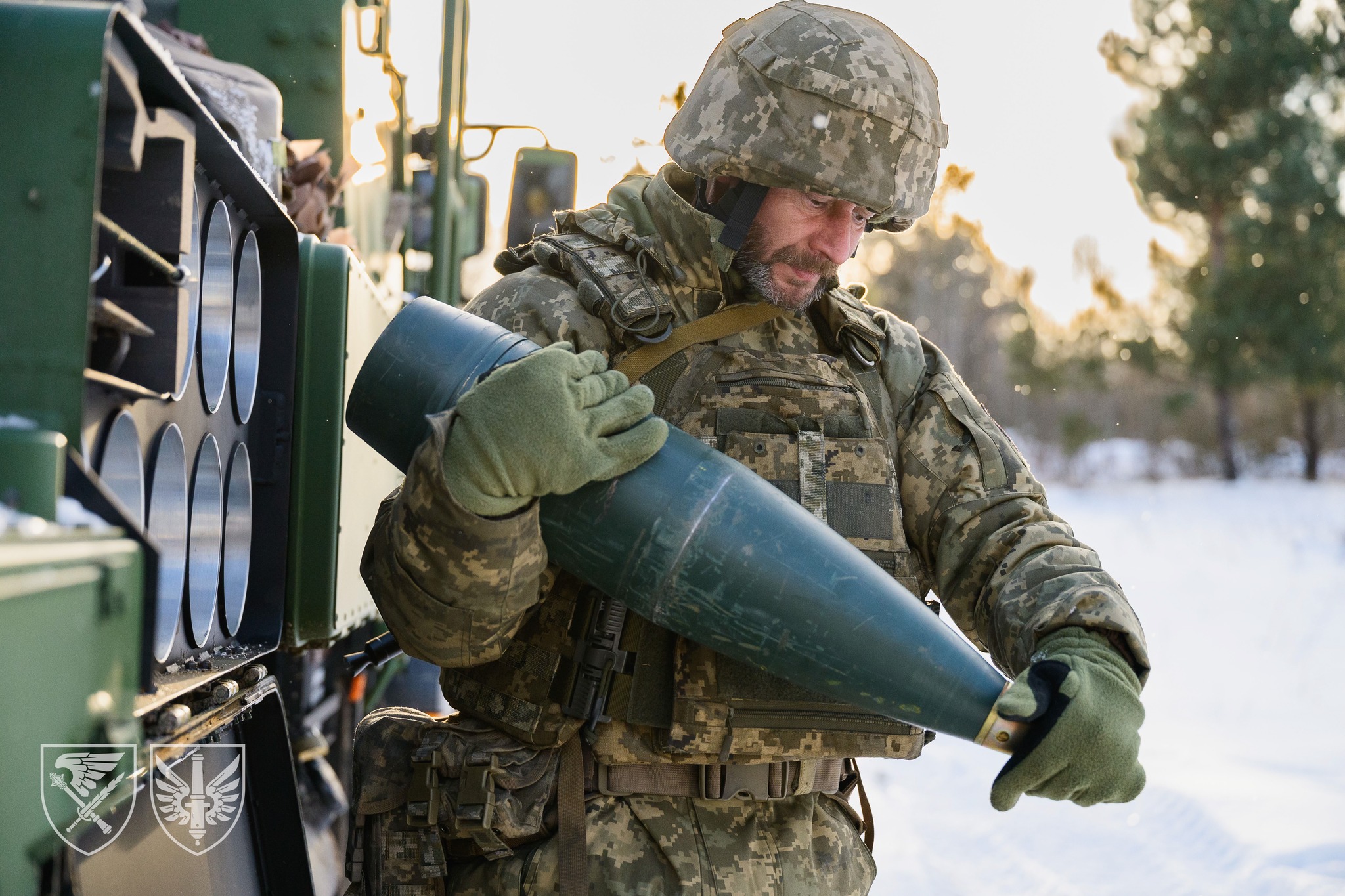 Військовослужбовець з артилерійським снарядом