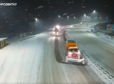 Негода в Україні: дорожні служби працюють у посиленому режимі  