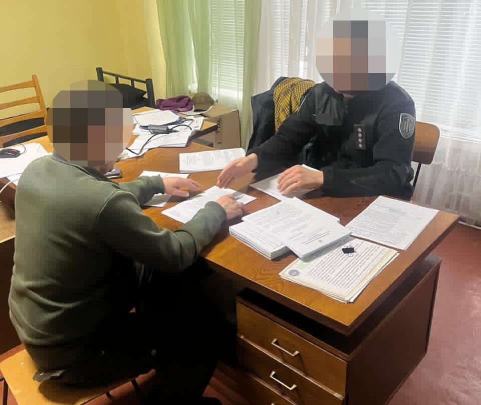 Два чоловіки сидять за столом