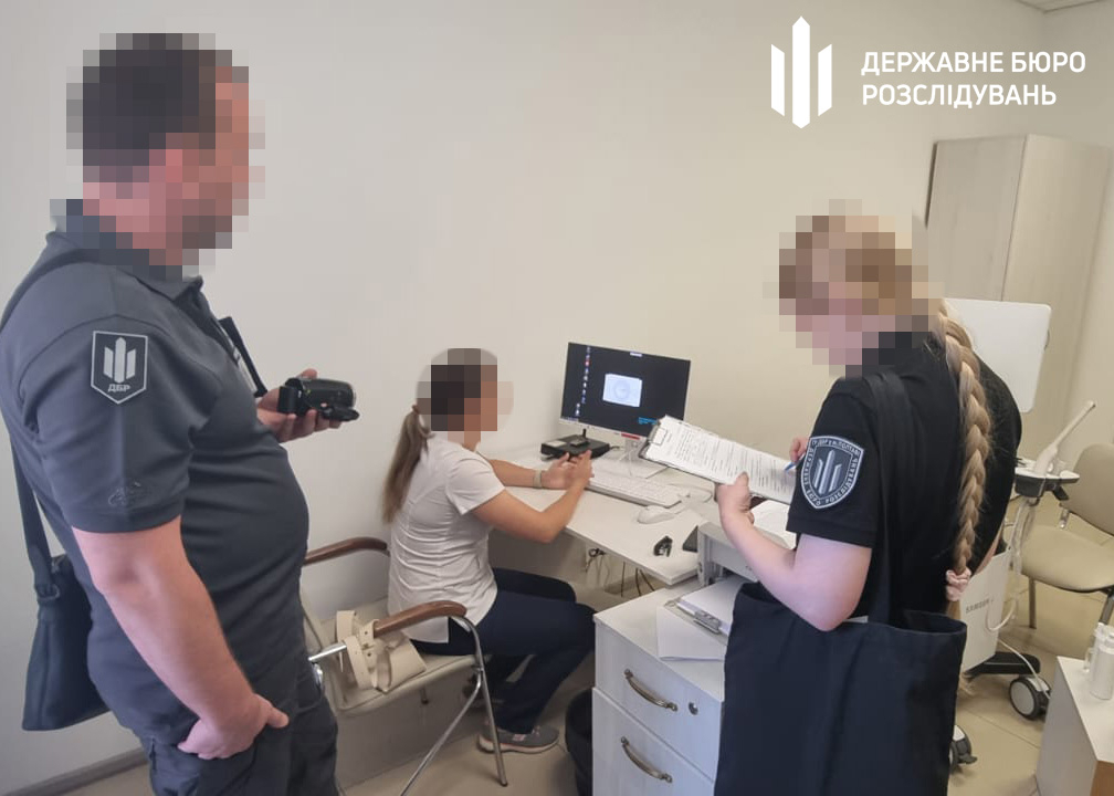 Медична працівниця в оточенні правоохоронців