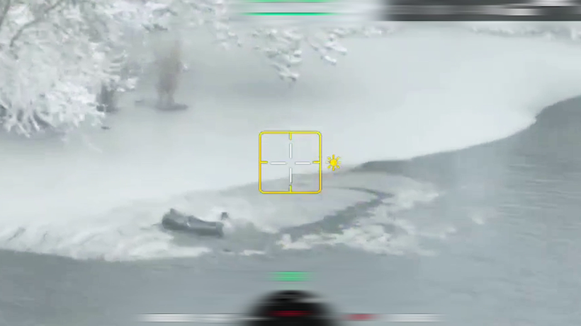 Окупанти плавають у зимовій річці