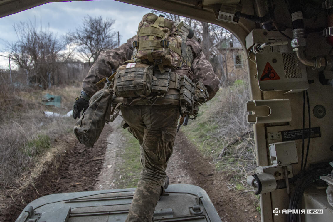 Десантник 81 бригади виходить з БТР Stryker