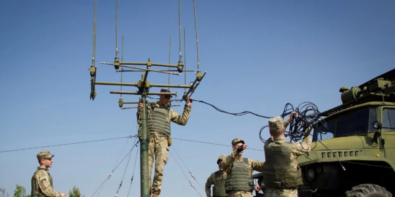У навчальних центрах Збройних Сил України працюють школи підготовки кваліфікованих фахівців — радіоелектронної боротьби та радіоелектронної розвідки.