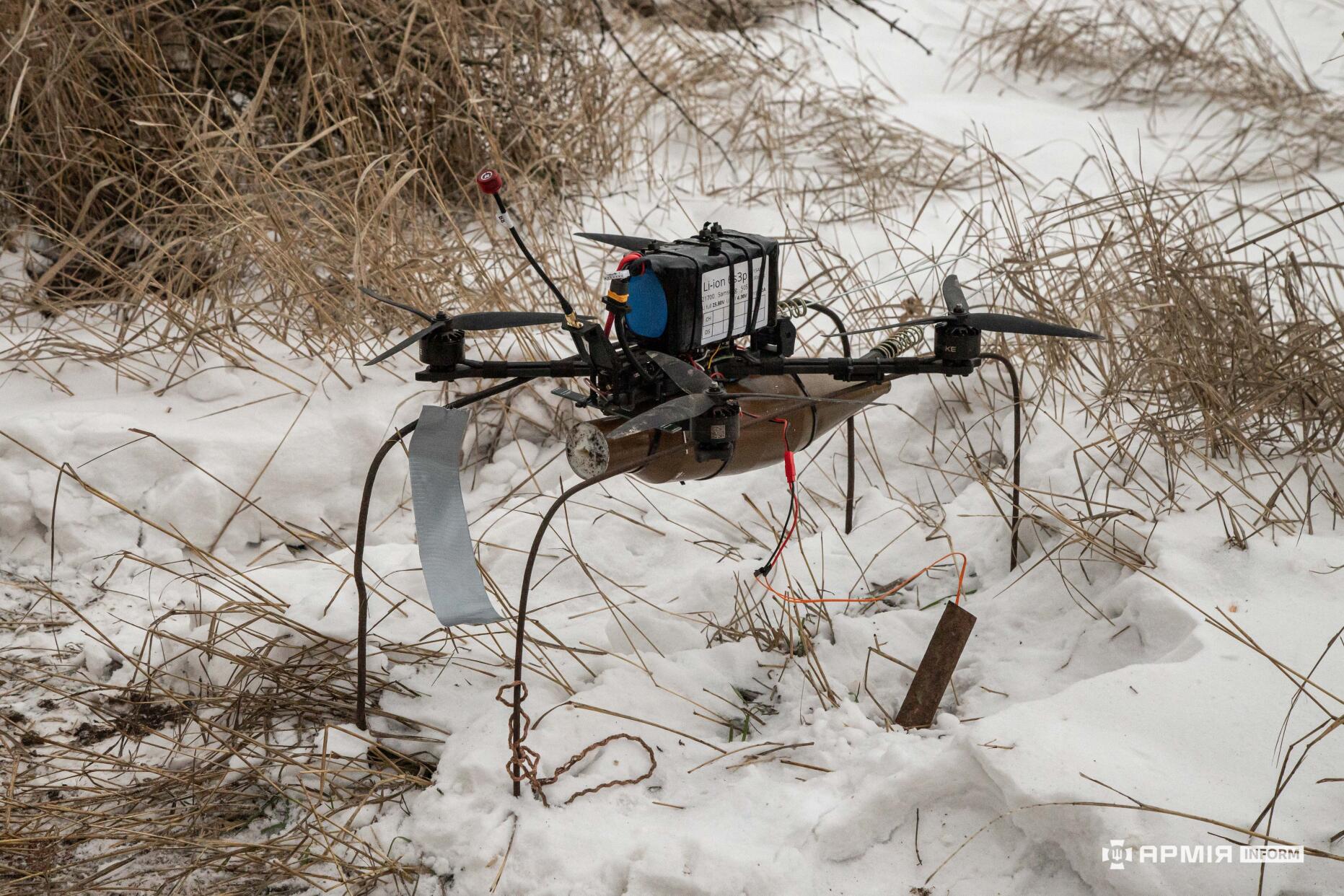 FPV-дрон споряджений і готовий до вильоту для виконання завдання.