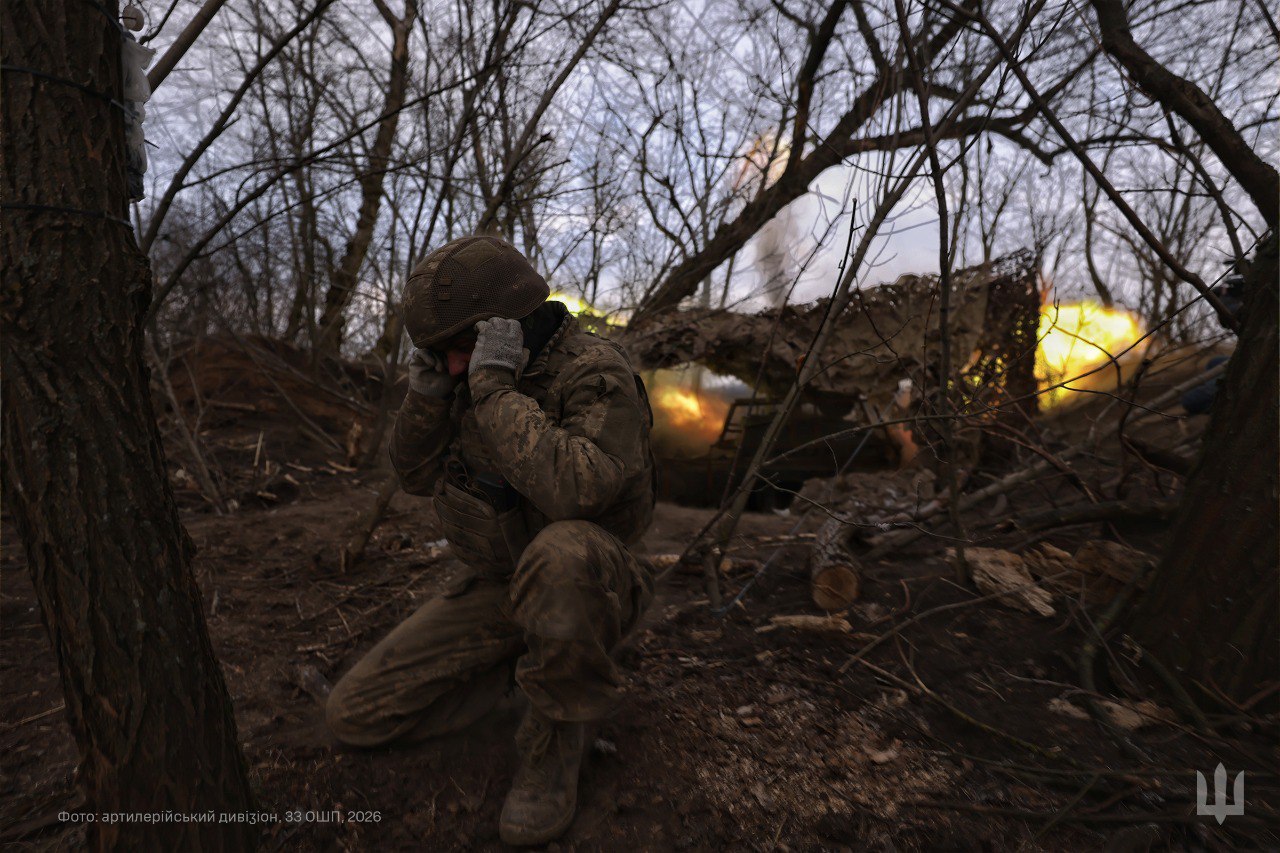 Гармата стріляє