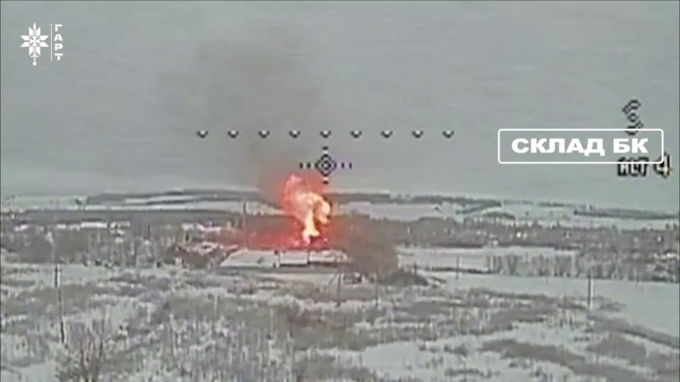 Перший вибив вікно, другий уразив ціль — російський склад боєприпасів уразили дуплетом дронів  