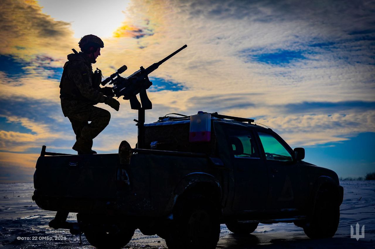 Боєць ЗСУ в кузові автомобіля з кулеметом для відбиття повітряних атак.
