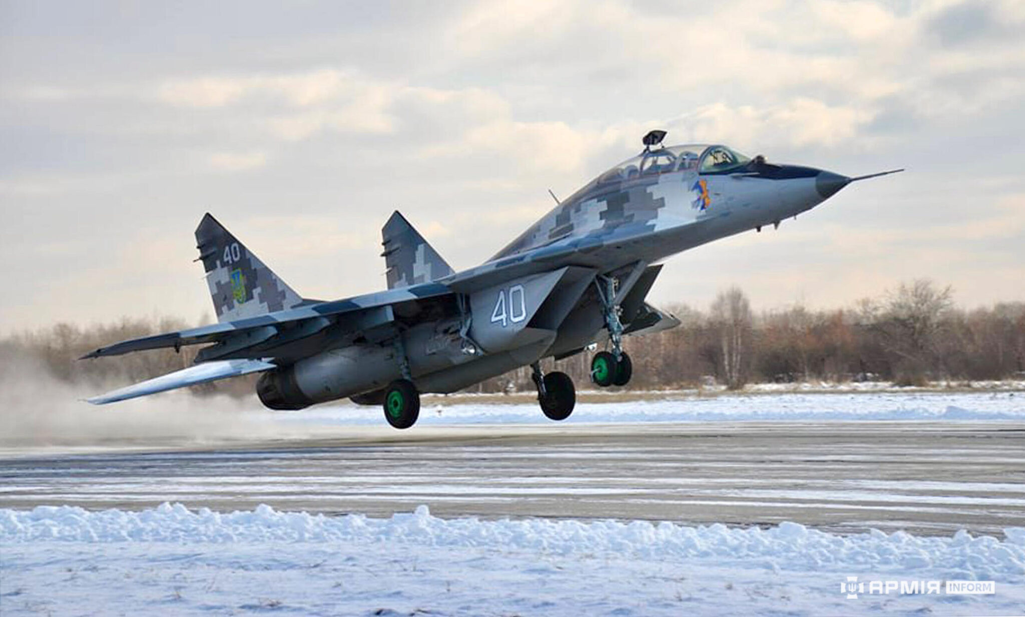 Український літак-винищувач здіймається в небо