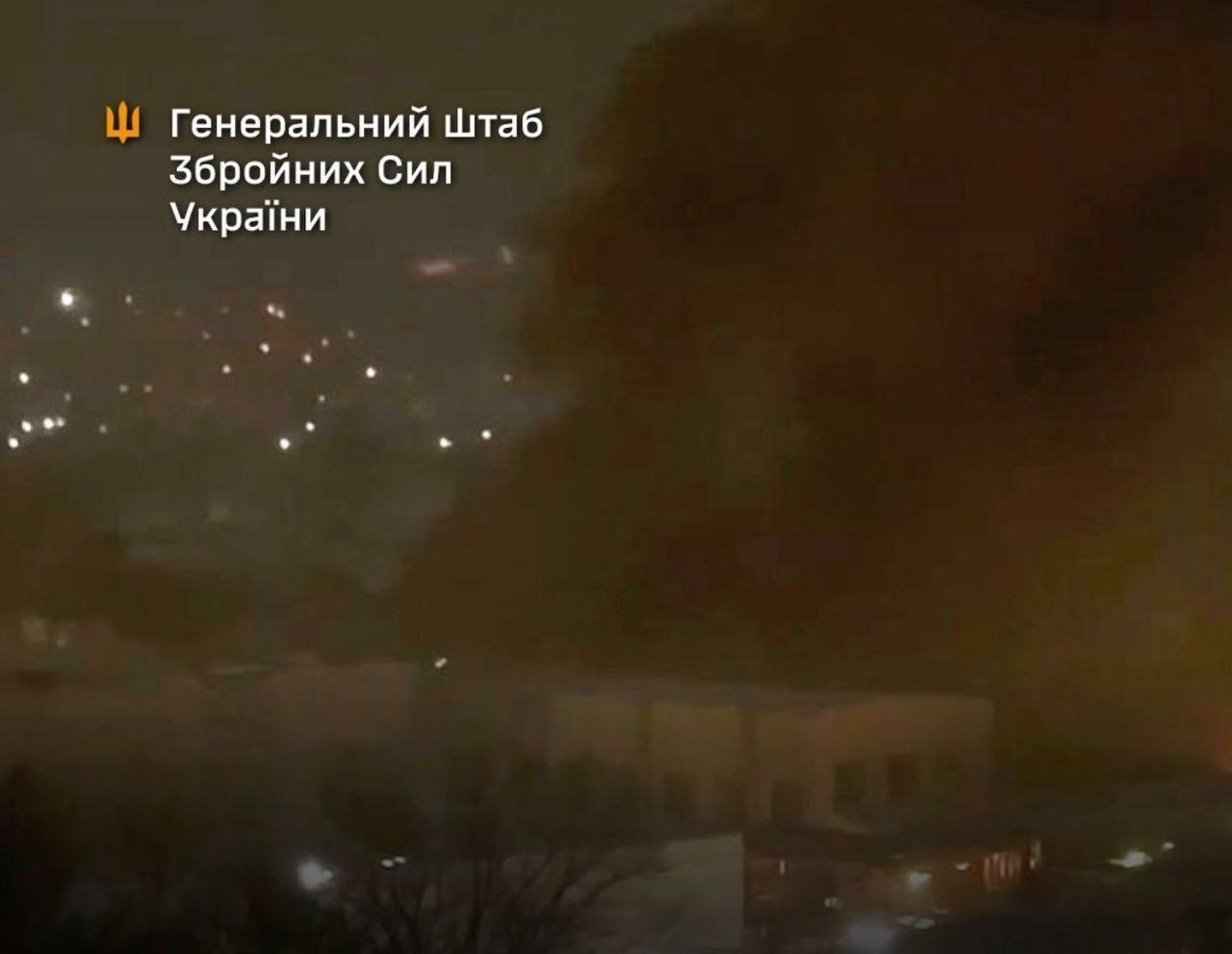 Палає завод окупантів в росії