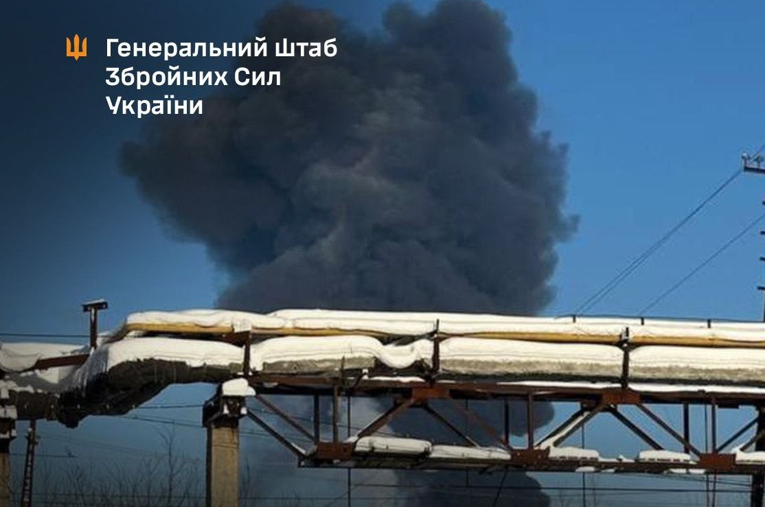 Дим на тлі блакитного неба і труби