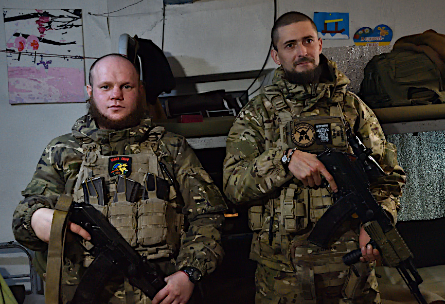 Бійці групи швидкого реагування, у бойовій екіпіровці зі зброєю в руках.