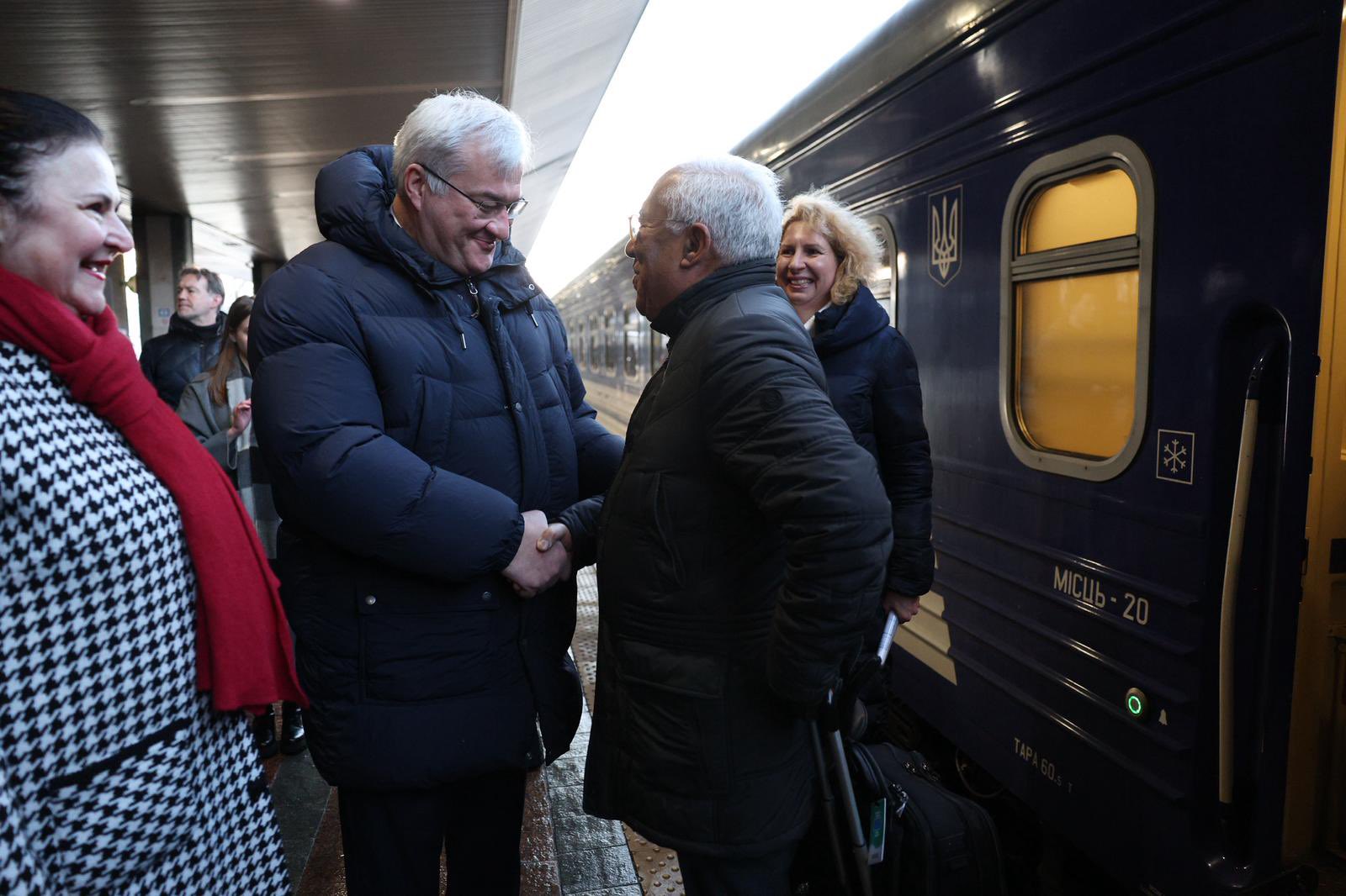 Андрій Сибіга та Антоніу Кошта на вокзалі у Києві.