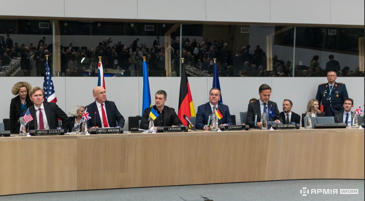 Міністри оборони Британії, України, Німеччини та генсек НАТО сидять за столом на засіданні "Рамштайн"