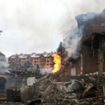 пожежі в зруйнованих будинках у передмісті Києва.