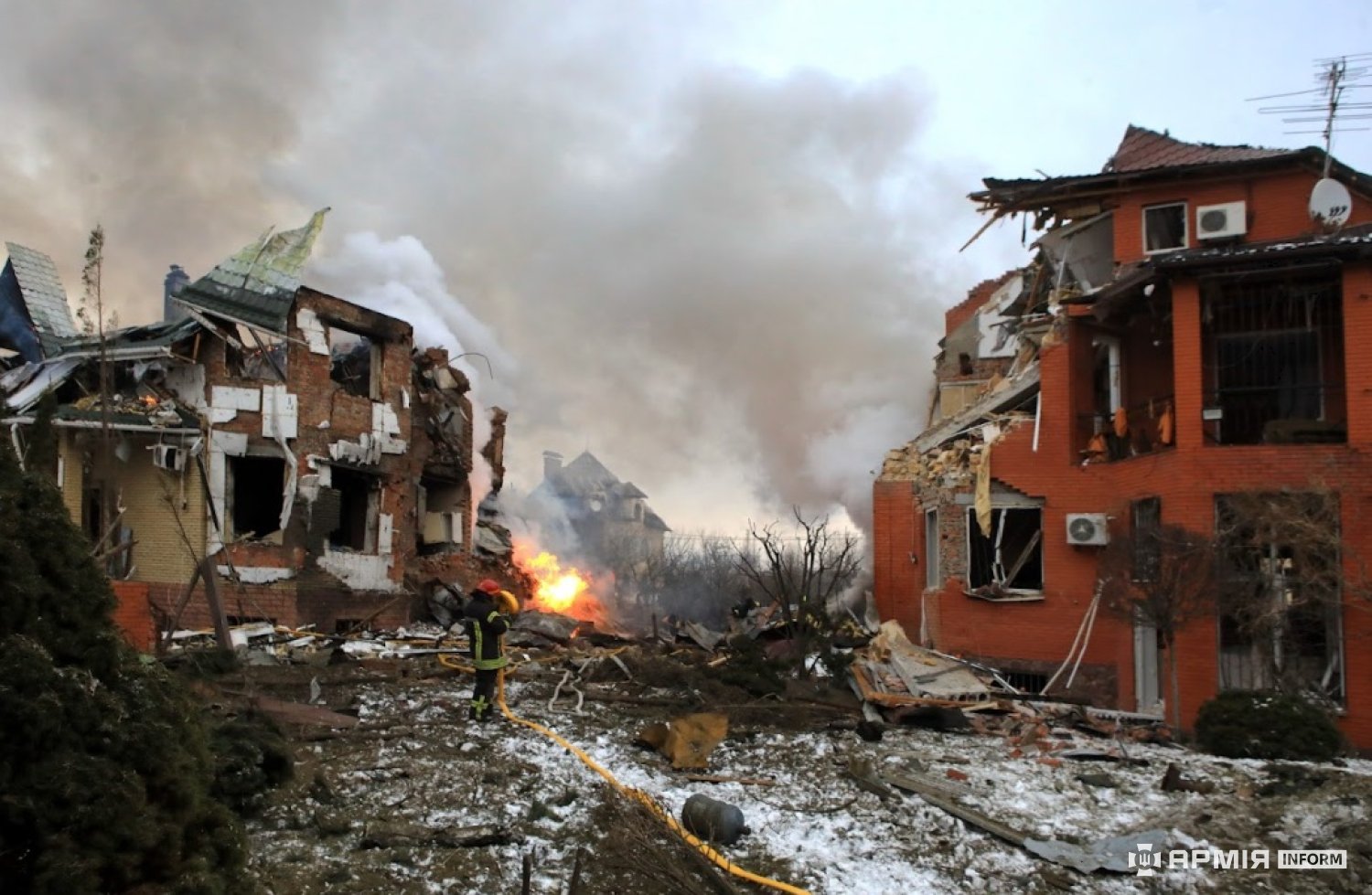 Два зруйновані російським ударом приватні будинки