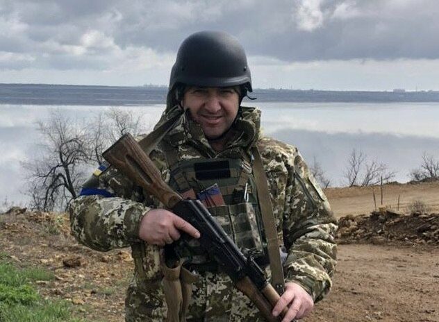 Військовий з автоматом