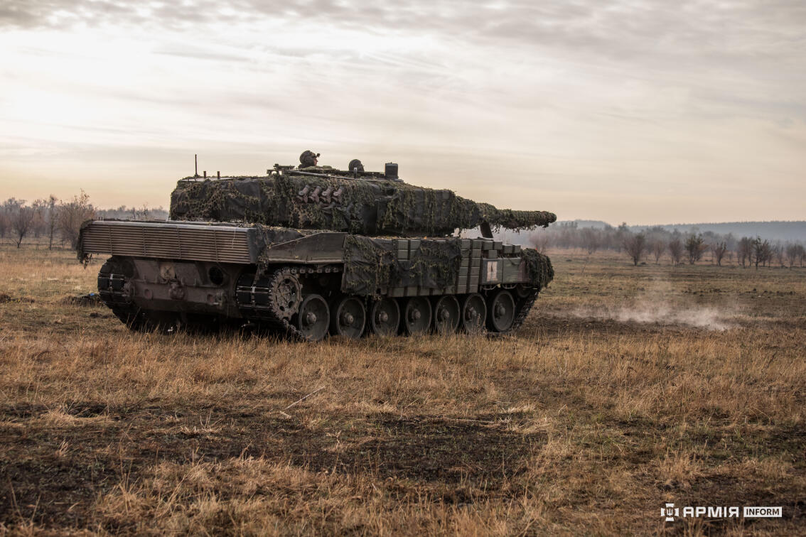 Танк Leopard готується до пострілу