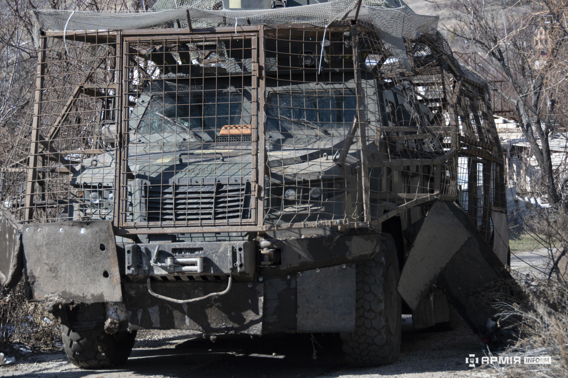 Українська броньована машина типу «Козак» покрита захистом від ударних FPV-дронів.