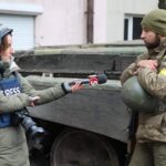 Віктор Кутюк дає інтерв'ю журналістам