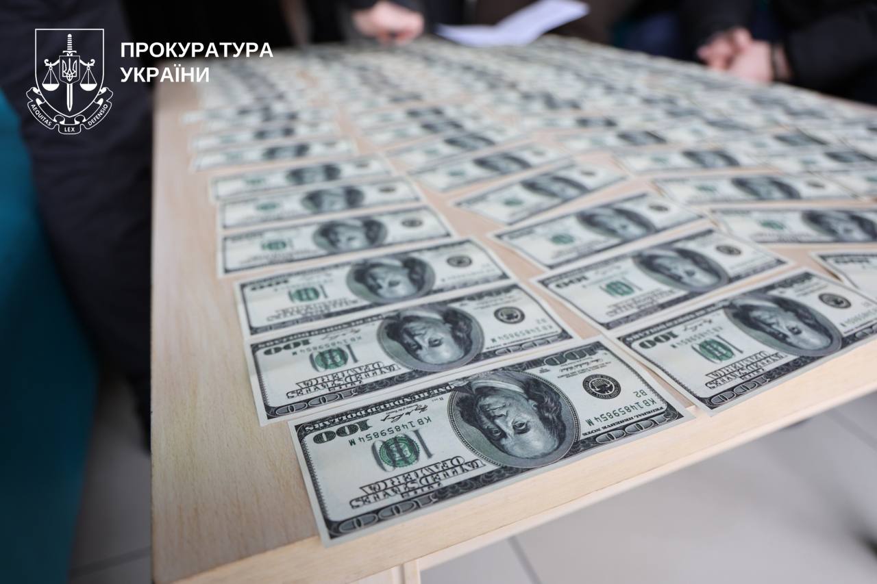 Доларові купюри, які розклали на столі