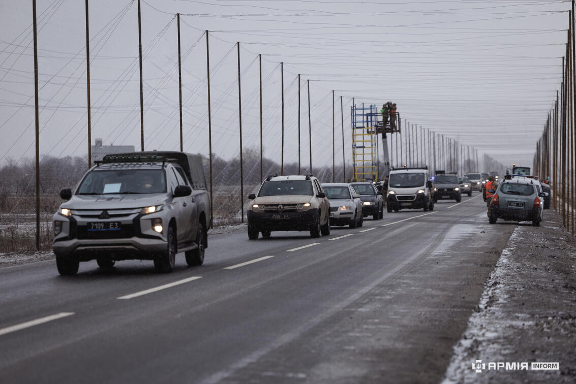 Дорога, вкрита антидроновими сітками