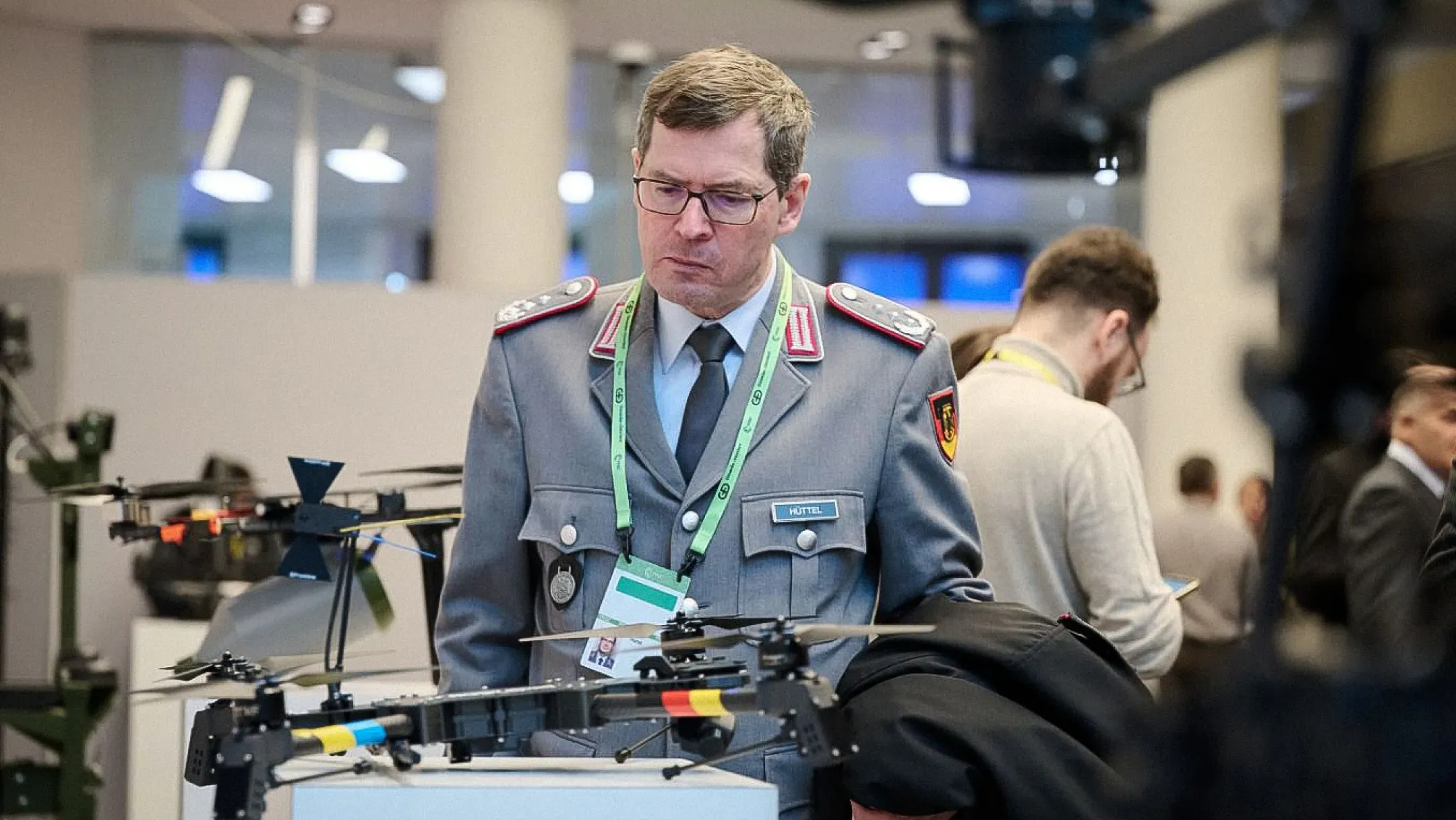 Військовий країн НАТО на безпековій виставці.