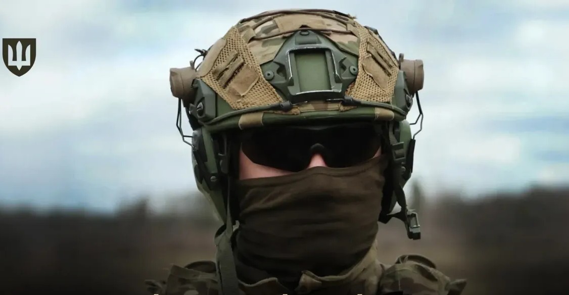 Чоловік у шоломі